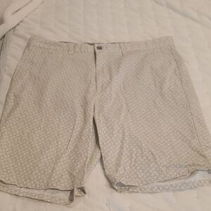 johnnie-O Gray and White Flat Front Shorts with Textured Fabric (Oyster)